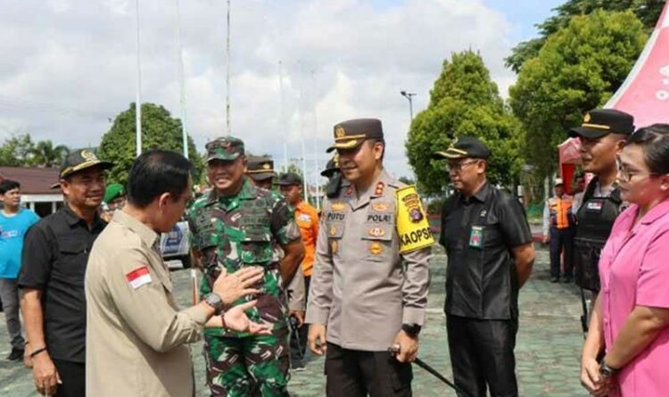 Foto : Bupati Katingan Sakariyas ketika melakukan pengecekan pemeriksaan pos pengamanan, Selasa (25/4/2023).