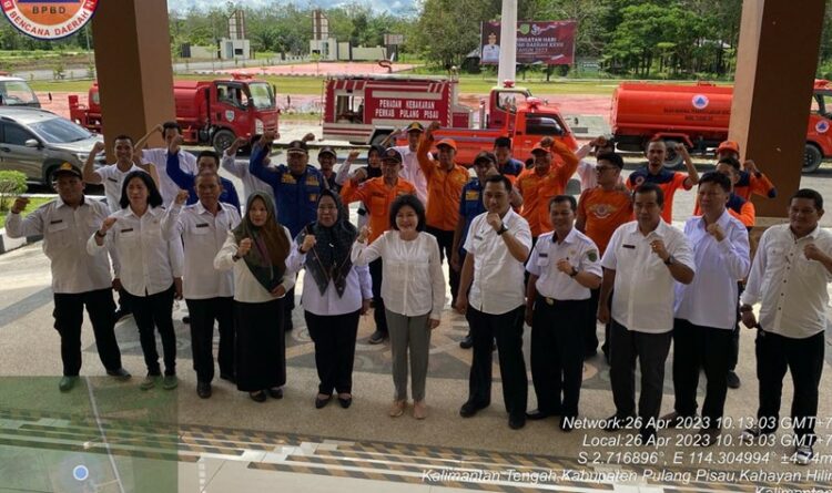 Keterangan Foto : Bupati Pulang Pisau Pudjirustaty Narang foto bersama usai memimpin Apel Peringatan Hari Kesiapsigaan Bencana (HKB) tahun 2023 di halaman kantor bupati setempat, Rabu (26/4/2023).