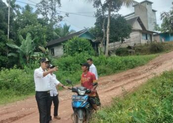 Camat Mentaya Hulu Pantau Sejumlah Jalan Rusak