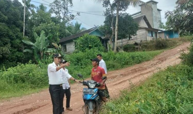 Camat Mentaya Hulu Oktav Pahlevi saat memantau kerusakan sejumlah jalan di Kelurahan Kuala kuayan Kecamatan Mentaya Hulu, Kotim.