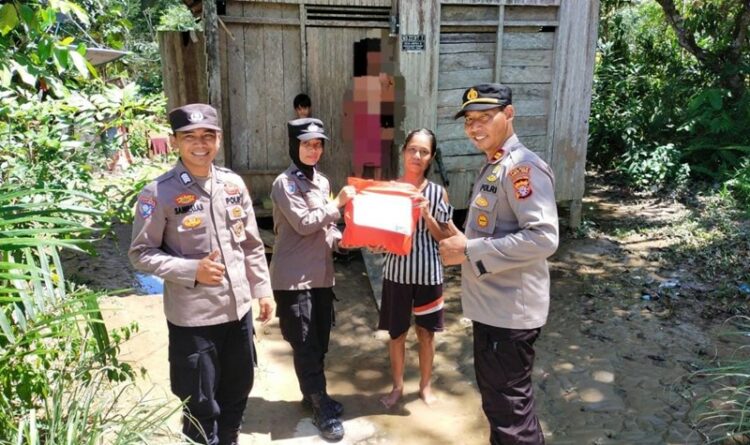 Caption; Aksi giat kemanusiaan berupa pembagian paket sembako oleh Polsek Dusun Tengah (foto ; ist)