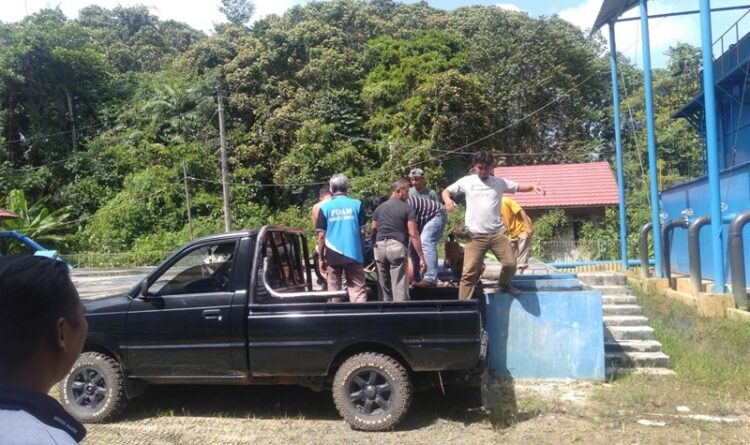 Caption; Para petugas PDAM Bartim nampak sedang melakukan persiapan pembersihan penampungan air (foto ; Agus Prasetyo G)