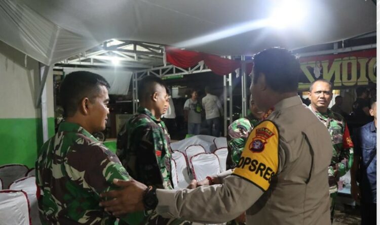 Caption ; para prajurit TNI dari Koramil, menyambut Kapolres Bartim untuk memantau Pos Sat Kamling (foo : ist)