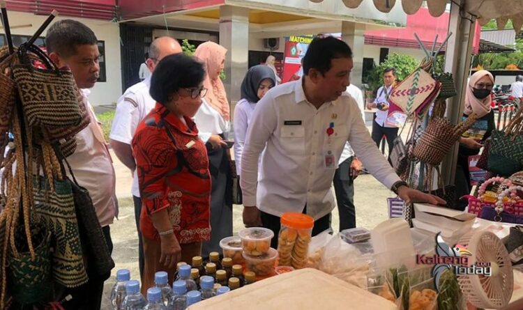 Foto - Ketua DPRD Kotim, Dra. Rinie Anderson saat melihat langsung produk olahan lokal UMKM di Kabupaten Kotawaringin Timur.(Fit).