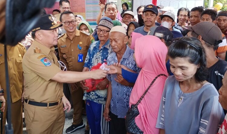 ket foto: Gubernur Kalteng membuka pasar penyeimbang Inflasi menyerahkan secara simbolis kepada warga di halaman Kantor Kelurahan Selat Dalam.