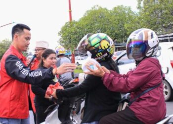 Berbagi Keberkahan, BMI dan DPC PDI Perjuangan Kota Palangka Raya Bagikan Ribuan Takjil