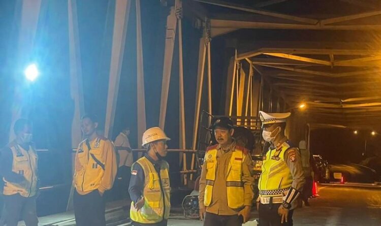 Jembatan Sei Katingan saat dilakukan perbaikan