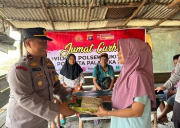 Jum’at Berkah, Polsek Bukit Batu Salurkan Bansos Kepada Warga