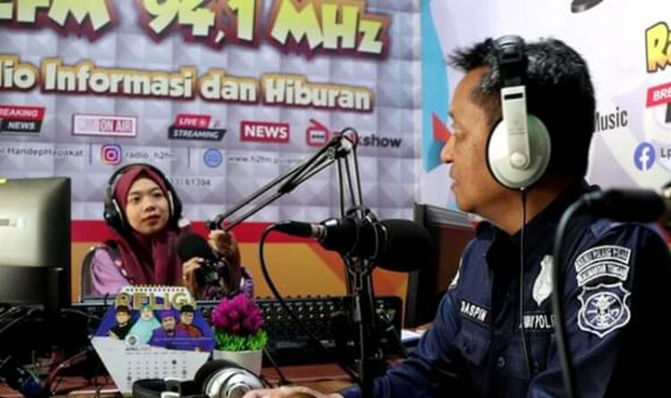 Keterangan Foto: Kasie Humas Polres Pulpis saat siaran di Radio H2FM Pulang Pisau, Kamis (13/4/2023).