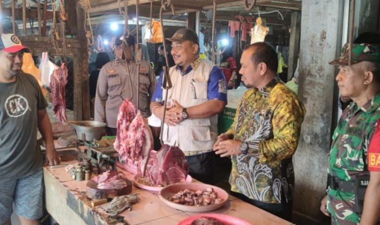 Teks Foto : Kepala Bidang Perdagangan, DPKUKMP, Hadriansyah (baju batik), pada saat meninjau harga dan ketersediaan bapok di pasar.
