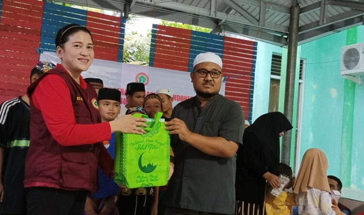 Ket Foto - Ketua DPD PPNI Kabupaten Kapuas Elvina Gerek menyerahkan bantuan sembako kepada pengurus Panti Asuhan Budi Sentosa Jalan Jawa Kelurahan Selat Barat Kecamatan Selat.