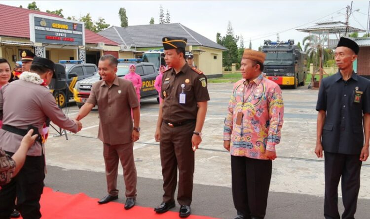 Foto : Ketua DPRD Seruyan Zuli Eko Prasetyo saat menyambut kedatangan Kapolres Seruyan AKBP Ampi Mesias Von Bulow, S.I.K.,M.H di halaman Mapolres Seruyan