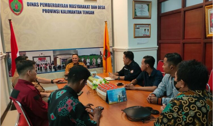 Foto : Ketua Karang Taruna Kalteng Chandra Ardinata didampingi sejumlah pengurus saat pertemuan dengan Plt Kepala DPMDes Kalteng