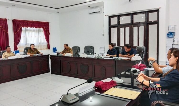 FOTO : Ketua Komisi II DPRD Gumas Nomi Aprilia bersama Asisten I Lurand dan Anggota DPRD Untung J Bangas sedang memimpin rapat di aulan Kantor dewan setempat, Senin (3/4).