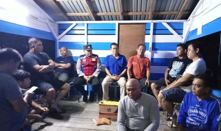Ketua RT 06 Kelurahan TTA Galis Kenan bersama anggota Polres dan warganya tengah melaksanakan jaga malam di Pos Kamling setempat, Senin (3/4) malam.