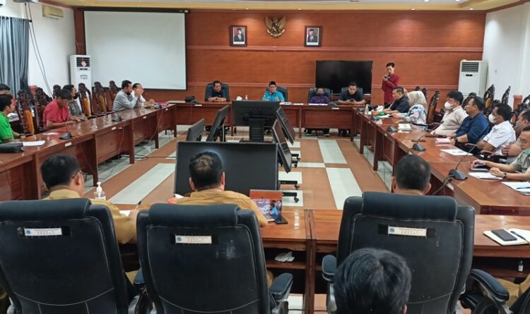 Ket foto:Komisi II RDP bersama Pemkab Kapuas dan PBS terkait Plasma dan upah karyawan.