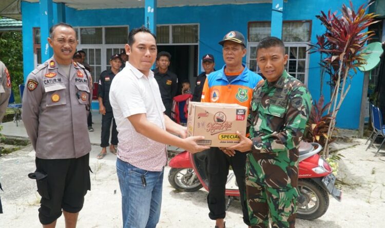 ket foto: Dandim 1011/KLK Letkol Inf Khusnun Dwi Putranto,S.E.,menyerahkan bantuan kepada warga terdampak banjir di terima Camat Pujon Mises,.