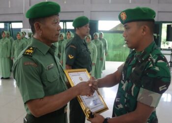 Dandim Pimpin Upacara Kenaikan Pangkat dan Wisuda Purna Tugas.