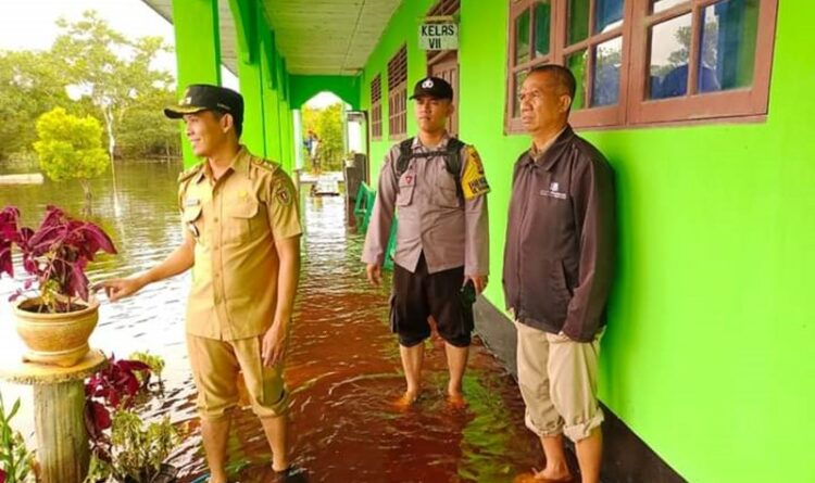 Lurah Kasongan Lama bersama lintas sektor melakukan pemantauan banjir, Jumat (7/4/2023)