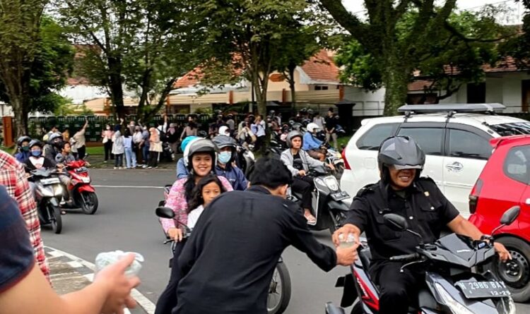 Mahasiswa Kalteng di Malang saat Berbagi Takjil Untuk Warga , Kamis (13/4/2023)