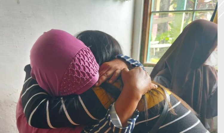 Teks Poto: NR pada saat bertemu dengan orang tuanya.