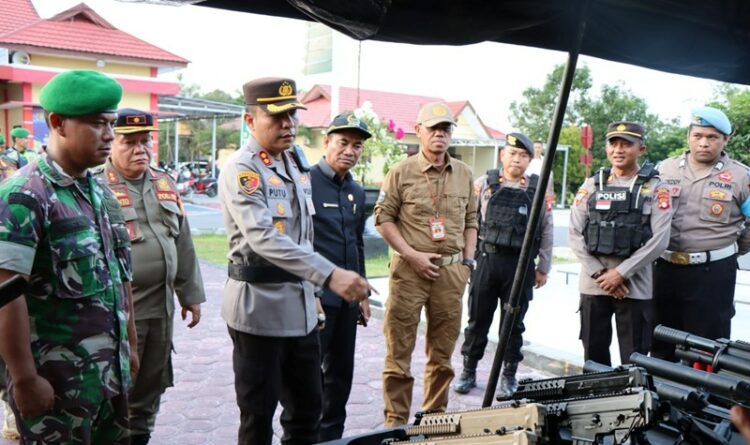 Pengecekan kesiapan personil dan senjata dalam operasi pengamanan dan ketupat telabang di Katingan, Selasa (18/4/2023)