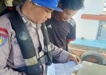Ditpolairud Cek Dokumen Kapal Yang Melintas di DAS Mentaya
