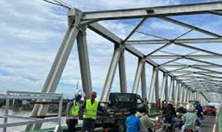 Proses perbaikan jembatan pada segmen kedua dilakukan, Jumat (7/4/2023).