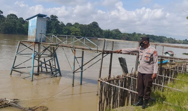 Foto - Sejumlah petugas melakukan pengawasan debit air Sungai Katingan di wilayah utara, Kamis (6/4/2023).