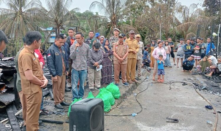 Foto: Sekretaris Fraksi PKB DPRD Murung Raya, Akhirudin saat menyampaikan permintaannya kepada Pemkab Mura di lokasi pasca kebakaran di Desa Mangkahui
