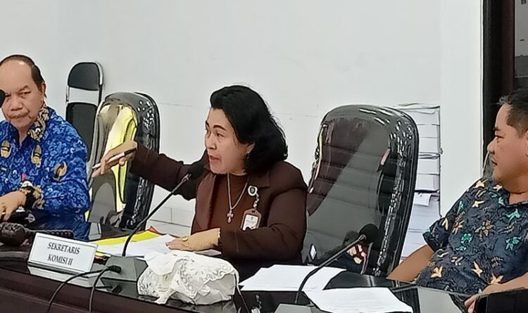 Sekretaris Komisi II DPRD Gumas Rayaniatie Djangkan bersama Anggotanya Untung J Bangas dan Asisiten I Setda Lurand saat memimpin RDP di gedung dewan setempat, Senin (17/4).