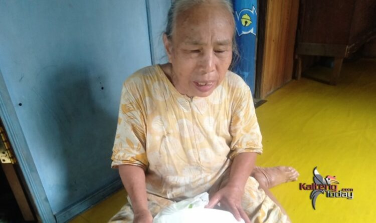 Seorang lansia dari Desa Rodok, Mama Atik, yang merasa bergembira atas paket sembako yang disalurkan PWI Bartim (foto; Agus Prasetyo G)