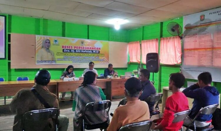 Keterangan : Suasana pertemuan masyarakat Desa Jahanjang dan Ketua Komisi III DPRD Kalteng, Siti Nafsiah. (Ist)