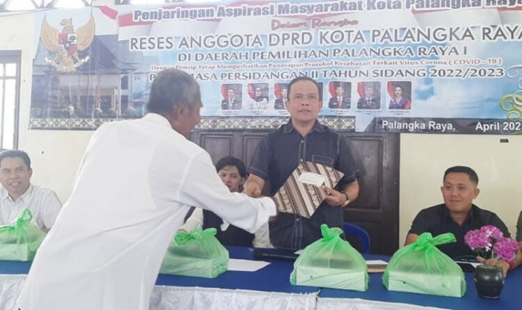 Teks Poto - Jajaran Dapil I DPRD Kota Palangka Raya, pada saat melakukan reses di Kelurahan Petuk Katimpun.
