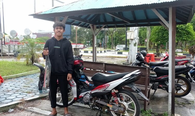 Teks Poto: Rahmadi, seorang pengendara yang diamankan akibat menggunakan knalpot brong.