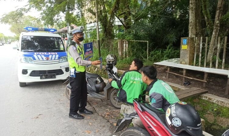 Teks Poto: Unit Kamsel Satlantas Polresta Palangka Raya, pada saat mengedukasi driver ojol.