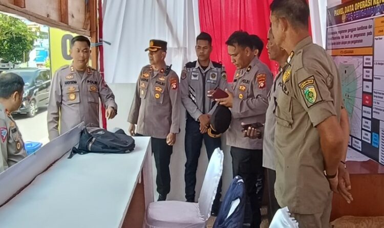 Teks Poto: Wakapolresta Palangka Raya, AKBP Andiyatna, pada saat memeriksa pos pengamanan Operasi Ketupat Telabang 2023.