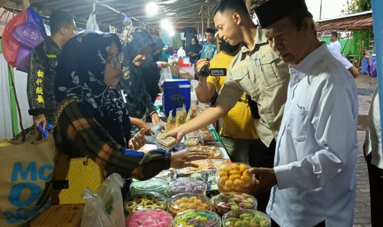 Ket foto:Wakil Bupati Kapuas Drs HM Nafiah Ibnor,MM.,berbelanja takjil di bazar ramadhan ramadhan jelang berbuka puasa