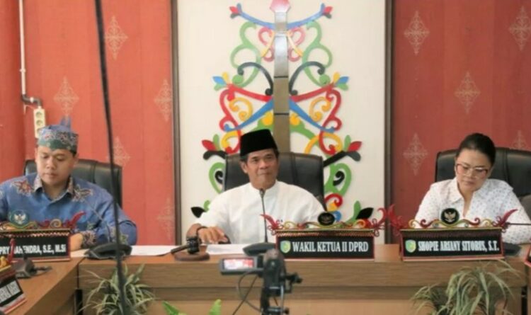 Teks Poto: Wakil Ketua II DPRD Kota Palangka Raya, Basirun B. Sahepar (tengah).