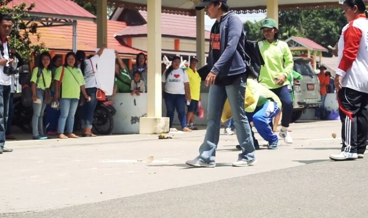 caption ; Permainan tradisional Bagasing, yang hampir selalu jadi agenda perlombaan tetap Festival Jajaka Bartim (foto ; ist)