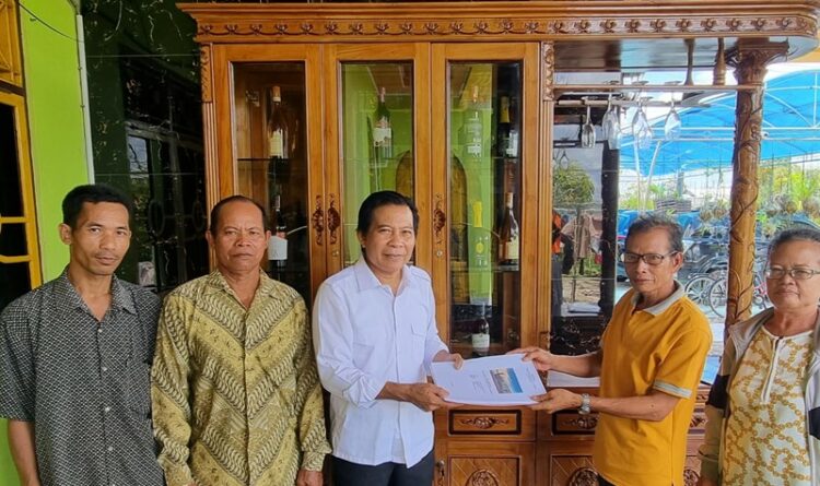 ket foto - Anggota DPRD Kabupaten Kapuas Algrin Gasan,S.Hut.,saat menerima aspirasi warga Desa Saka Mangkahai Kabupaten Kapuas.