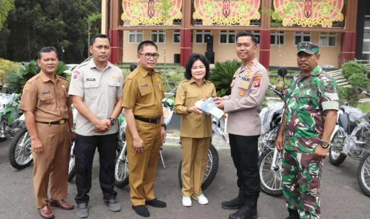 Bupati Serahkan Bantuan Hibah 12 Unit Kendaraan R2
