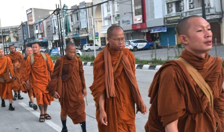 Jelang Waisak, Puluhan Biksu Berjalan Kaki dari Thailand Menuju Candi Borobudur Jawa Tengah