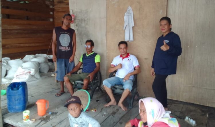 Ricep Maniaci saat sedang berbincang dengan para petani di wilayah Kecamatan Sepang. Rabu (17/5/2023).