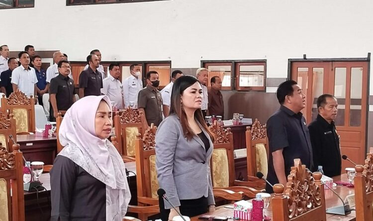Foto : Anggota DPRD Gumas Dewi Sari bersama Koleganya Sahriah dan lainnya ketika mengikuti kegiatan rapat paripurna digedung dewan, belum lama ini.