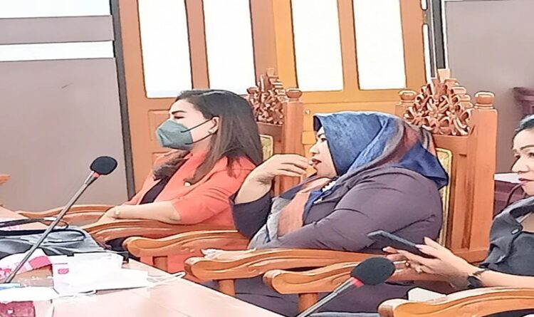 Foto : Anggota DPRD Gumas Lily Reusnikasi bersama kolegannya tengah mengikuti kegiatan rapat paripurna di gedung dewan setempat, belum lama ini.