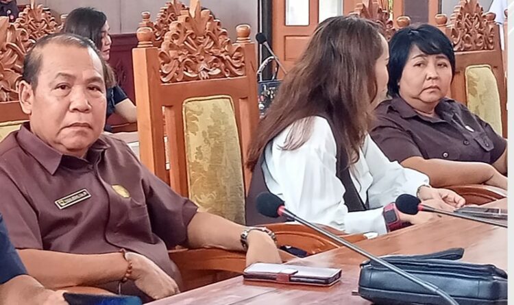 Foto : Anggota DPRD Gumas Punding S Merang bersama koleganya saat hadir kegiatan rapat paripurna di gedung dewan setempat, belum lama ini.