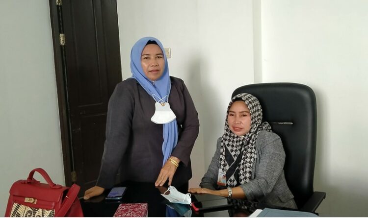Foto : Anggota DPRD Gumas Sahriah (duduk) ditemui koleganya Hj Siti sedang berbincang di ruang kerjanya, belum lama ini.