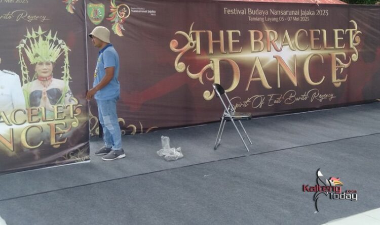 Caption : Dekor background panggung Festival Jajaka 2023 yang sedang ditata oleh panitia (foto ; Agus Prasetyo G)