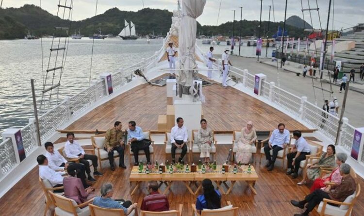 Foto : Pemimpin negara ASEAN saksikan keindahan Labuhan Bajo. Presiden Joko Widodo (tengah) didampingi Ibu Negara Iriana Joko Widodo dan sejumlah kepala negara peserta KTT ke-42 ASEAN menaiki kapal pinisi di Labuan Bajo, NTT, Rabu (10/5/2023).